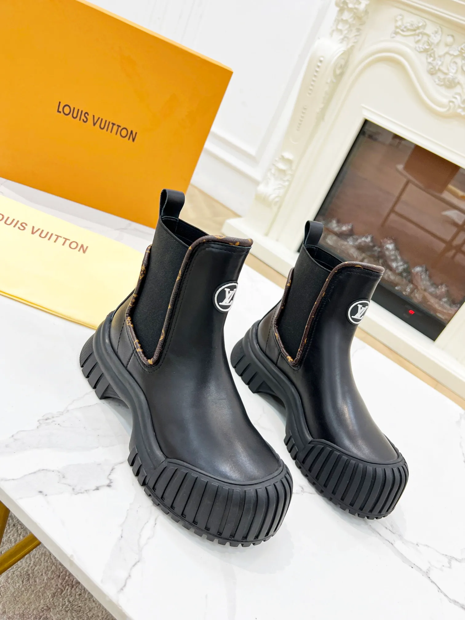👟👟Ex-factory price 560👟👟Louis Vuitton Louis Vuitton 2022 catwalk new model, high-end customization 1:1 replica, major star Internet celebrity catwalk style, a century-old classic, comfortable on the foot, with Louis Vuitton logo embossed leather label and wear-resistant leather outsole.  Fabric: open-edge beaded cowhide, LV presbyopic leather, black cowhide, white cowhide. Lining: sheepskin. Number of yards: 35 to 40 (41 can be customized. No returns or exchanges.